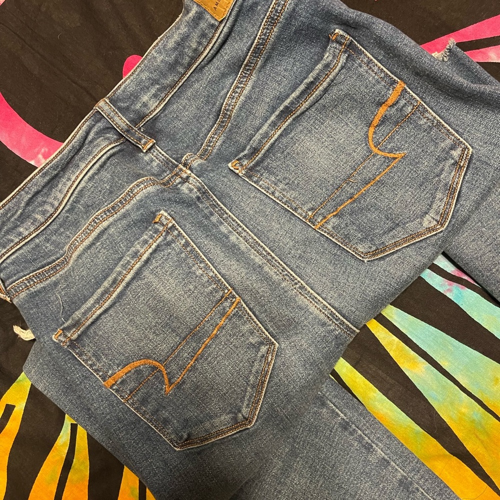 Womens size 8 American Eagle blue jeans.